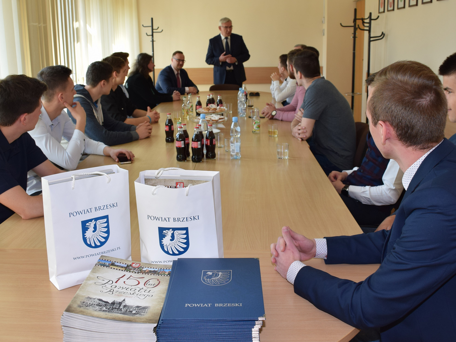 Siatkarze MKS Gryf z wizytą u Starosty Brzeskiego - 18 kwietnia 2019