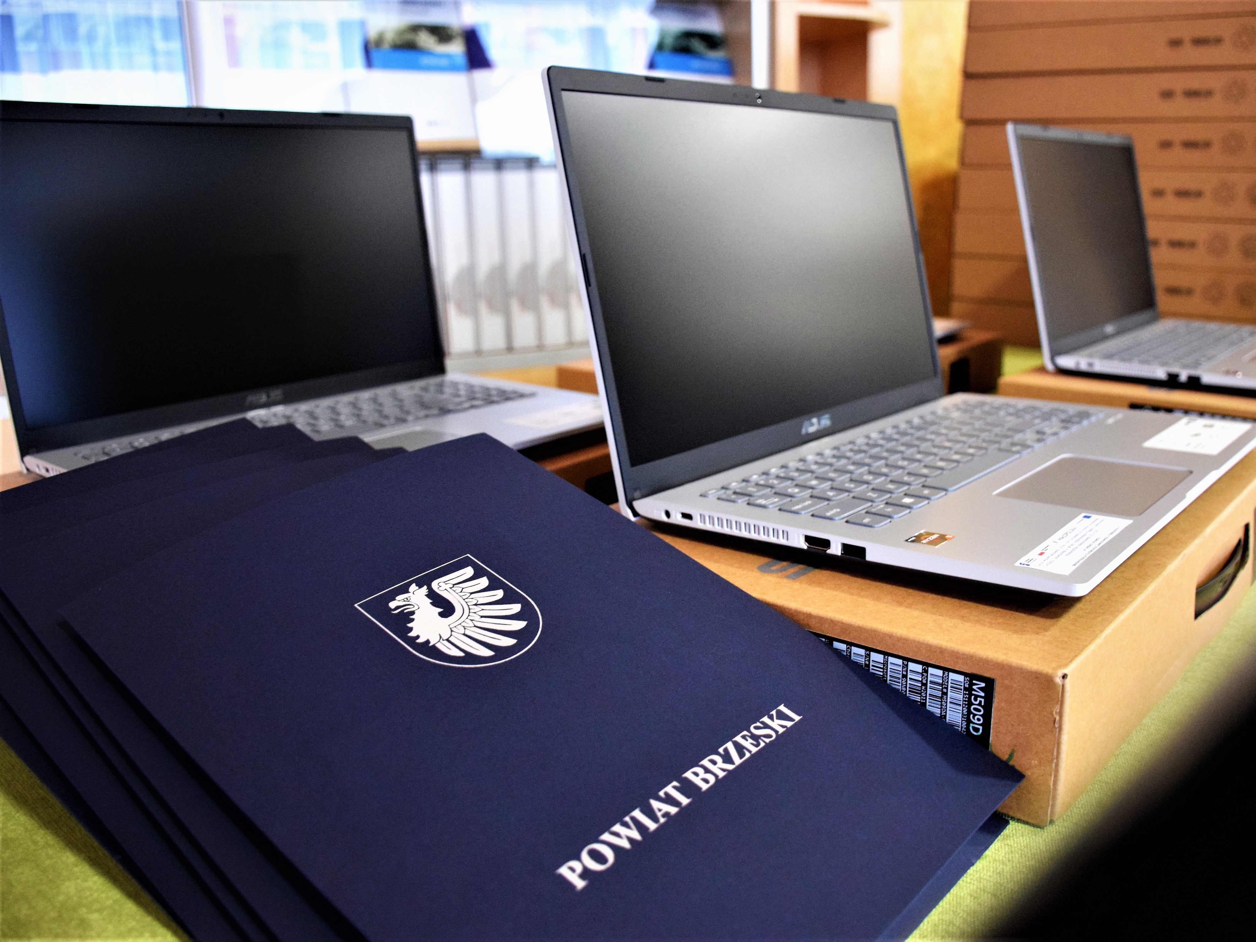 Przekazanie laptopów szkołom średnim - 25 stycznia 2021