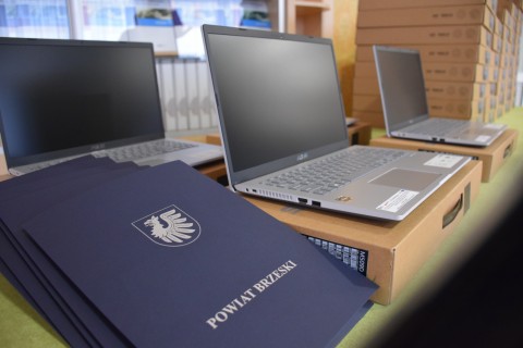 Przekazanie laptopów szkołom średnim - 25 stycznia 2021
