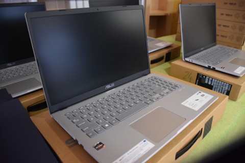 Przekazanie laptopów szkołom średnim - 25 stycznia 2021