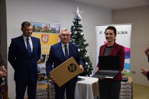Uroczyste przekazanie 69 laptopów dla szkół z terenu powiatu brzeskiego 14 grudnia 2022 r.