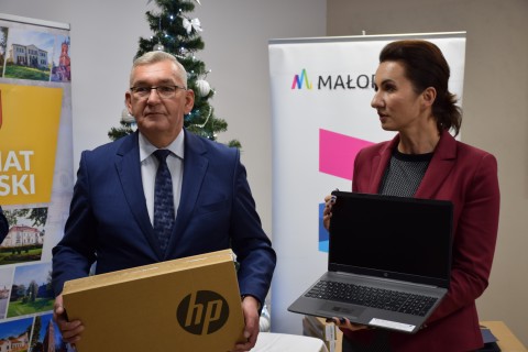 Uroczyste przekazanie 69 laptopów dla szkół z terenu powiatu brzeskiego - 14 grudnia 2022