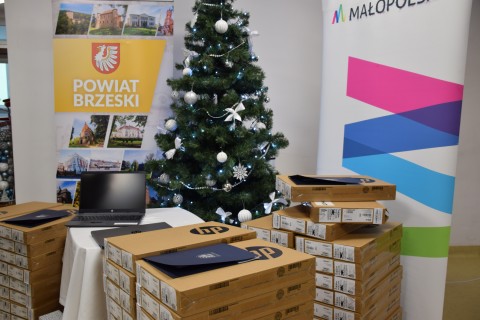 Uroczyste przekazanie 69 laptopów dla szkół z terenu powiatu brzeskiego - 14 grudnia 2022