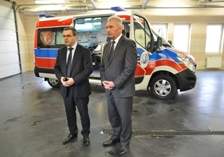 Powiat przekazał karetkę szpitalowi