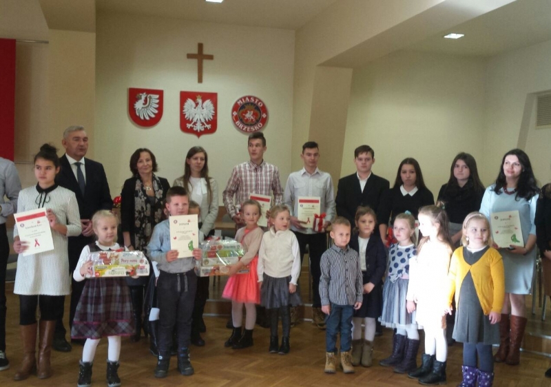 Rozdano nagrody laureatom konkursu plastycznego pt. „Przyjaciele Dinka!” oraz Powiatowej Olimpiady Wiedzy nt. HIV/AIDS