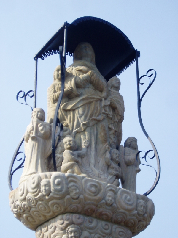 Prace konserwatorskie przy kamiennej figurze Marii Panny Wniebowziętej z XIX wieku