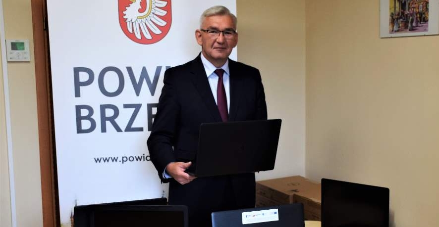 41 laptopów do zdalnej edukacji