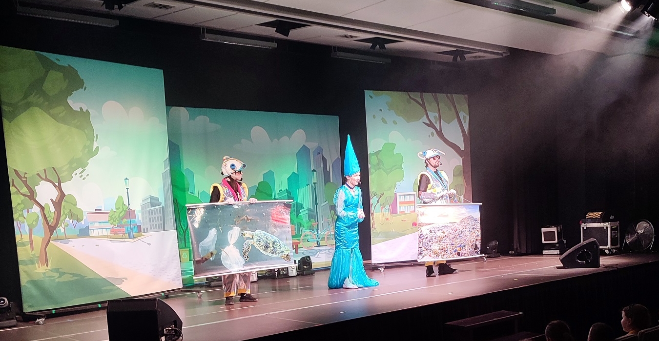 Spektakl teatralny "Kosmolenie ratują ziemię"