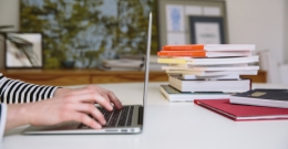 Laptopy dla uczniów za blisko 100 000 złotych