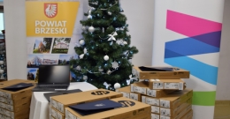 Nowy sprzęt komputerowy dla szkół z terenu powiatu brzeskiego