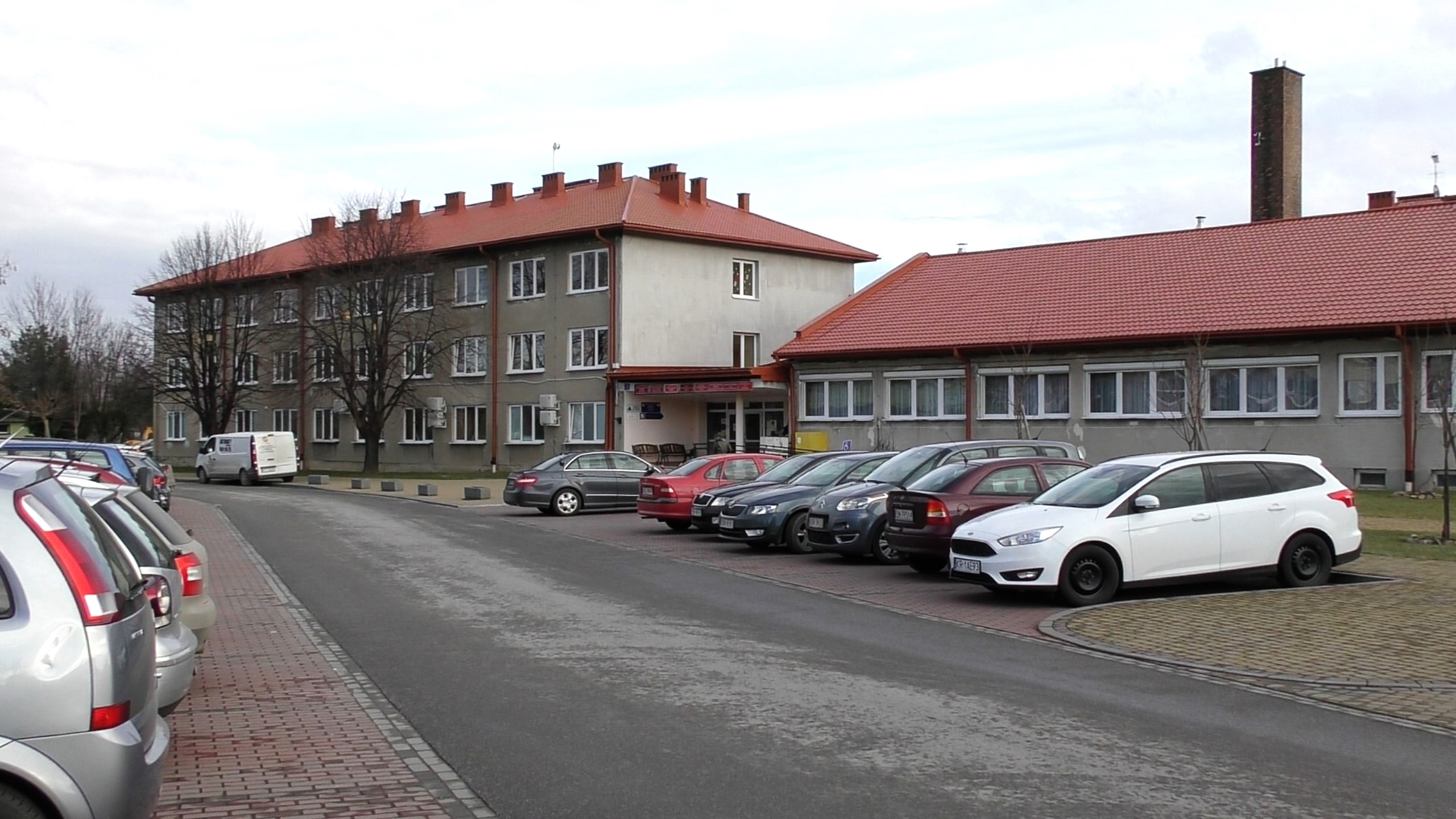 budynek administracyjny Starostwa Powiatowego-przy ul. Piastowskiej 2b przed termomdernizacją
