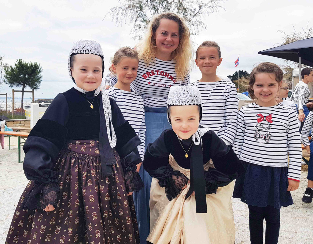 Bretońskie wędr&oacute;wki &ndash; stroje ludowe