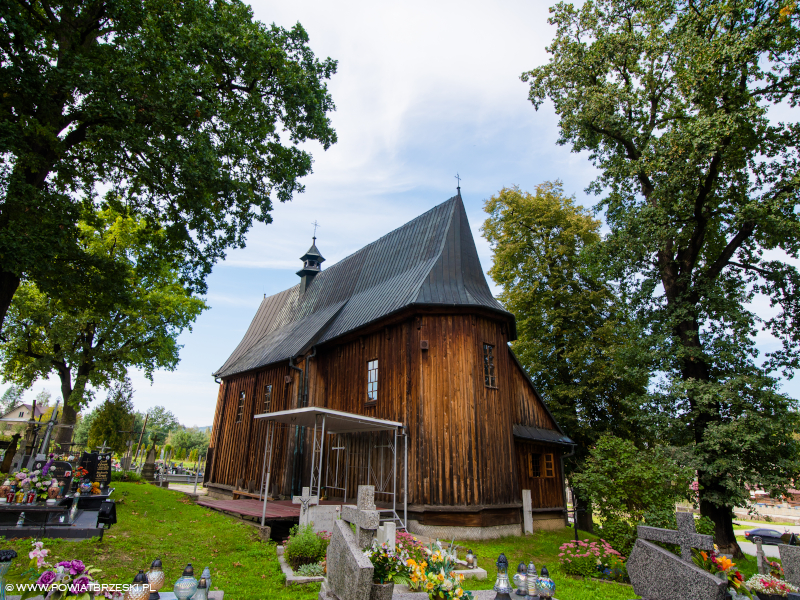 Stary drewniany kościółek cmentarny pw. Nawiedzenia Najświętszej Maryi Panny wzniesiony w XV w.